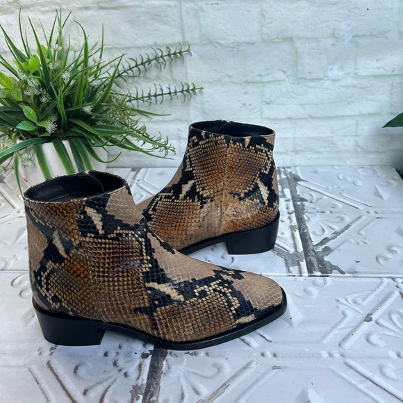Aquatalia
Faelynn Snakeskin-Embossed Leather Ankle Boots women size 6.5 new - Picture 13 of 16